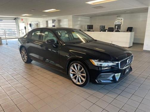 Photo 3 of 25 of 2019 Volvo S60 T6 Momentum