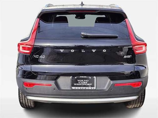 2025 Volvo XC40 Core