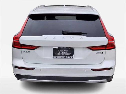 2025 Volvo V60 Cross Country Plus