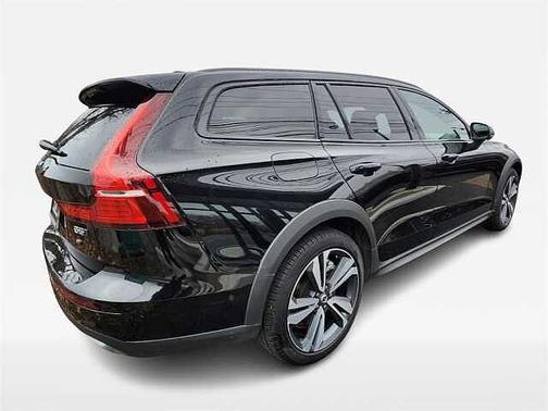 2025 Volvo V60 Cross Country Plus