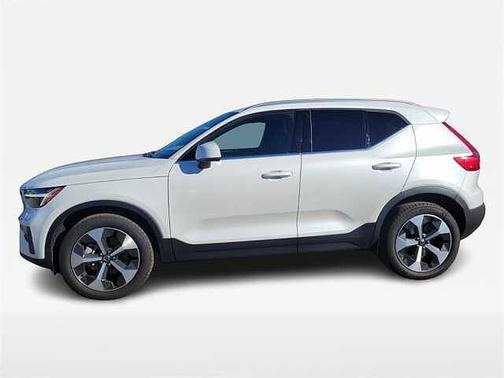 2025 Volvo XC40 Core