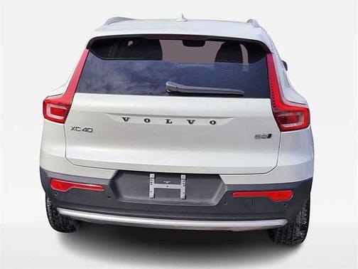 2025 Volvo XC40 Core