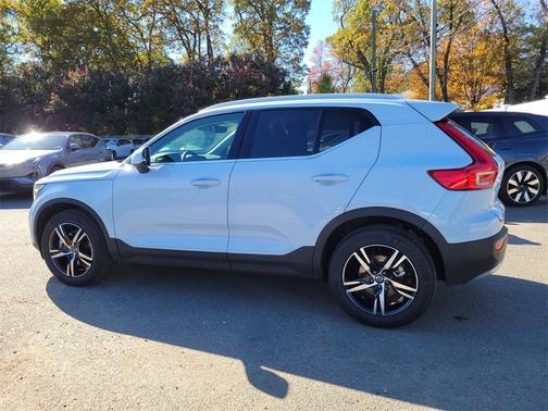 2025 Volvo XC40 B5 Core Bright Theme