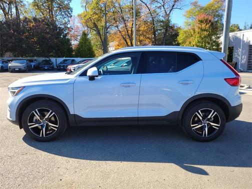 2025 Volvo XC40 B5 Core Bright Theme
