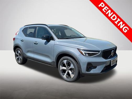 2023 Volvo XC40 B5 AWD Plus Dark