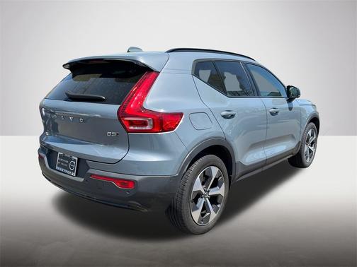 2023 Volvo XC40 B5 AWD Plus Dark