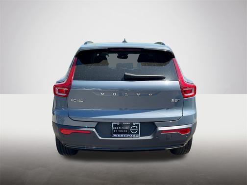 2023 Volvo XC40 B5 AWD Plus Dark