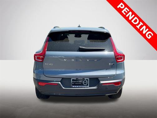 2023 Volvo XC40 B5 AWD Plus Dark
