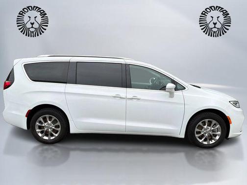 Bright White Clearcoat 2021 Chrysler Pacifica Touring L