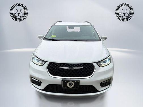 Bright White Clearcoat 2021 Chrysler Pacifica Touring L