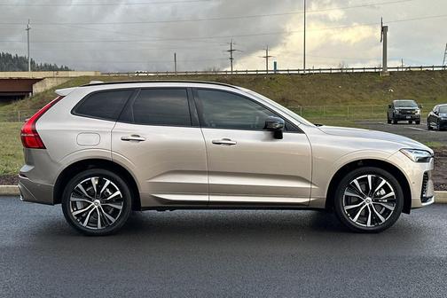 2023 Volvo XC60 Recharge Plug-In Hybrid T8 Ultimate Dark Theme