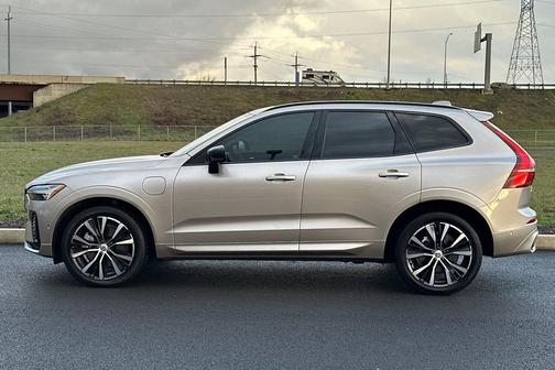 2023 Volvo XC60 Recharge Plug-In Hybrid T8 Ultimate Dark Theme