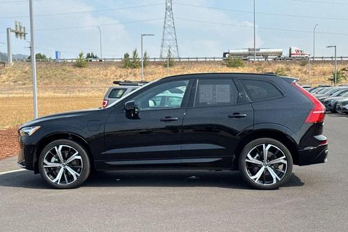 2023 Volvo XC60 Recharge Plug-In Hybrid T8 Ultimate Dark Theme