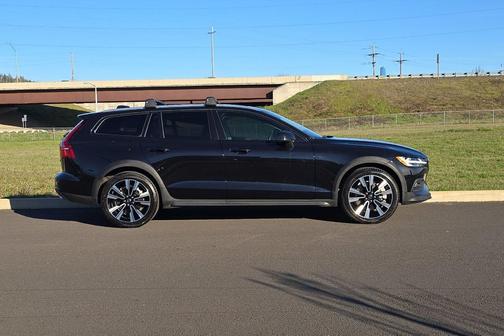2022 Volvo V60 Cross Country T5