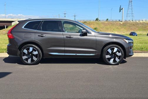 Platinum Grey Metallic 2023 Volvo XC60 Recharge Plug-In Hybrid T8 Plus Bright Theme