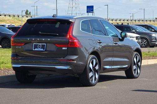 Platinum Grey Metallic 2023 Volvo XC60 Recharge Plug-In Hybrid T8 Plus Bright Theme