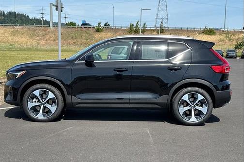 2025 Volvo XC40 B5 Plus Bright Theme
