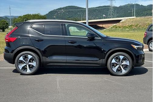 2025 Volvo XC40 B5 Plus Bright Theme