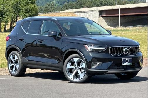 2025 Volvo XC40 B5 Plus Bright Theme