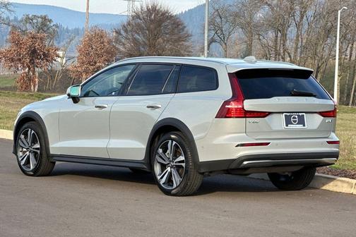 2025 Volvo V60 Cross Country Plus, B5 AWD Gas (mild hybrid)