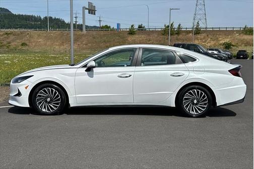 2022 Hyundai SONATA Hybrid SE