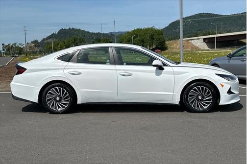 2022 Hyundai SONATA Hybrid SE