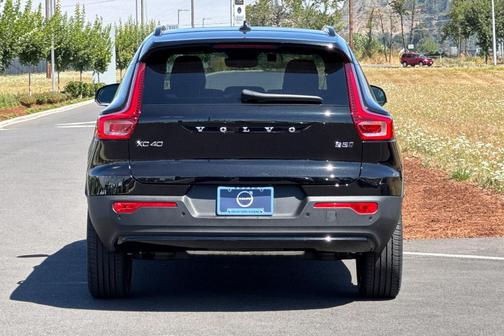 2025 Volvo XC40 B5 Plus Dark Theme