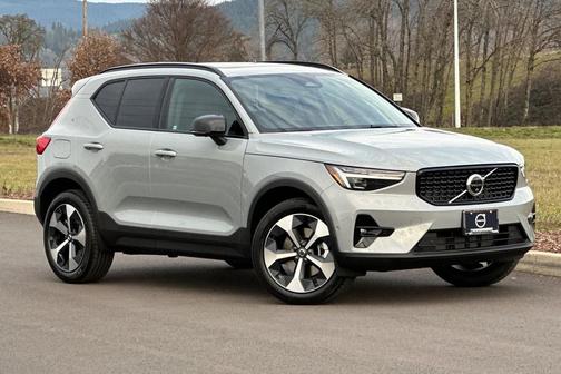 2026 Volvo XC40 Plus, B5 AWD Gas (mild hybrid), Dark