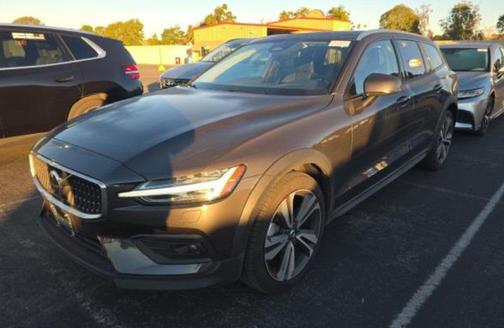 2025 Volvo V60 Cross Country Plus, B5 AWD Gas (mild hybrid)