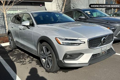 2025 Volvo V60 Cross Country Plus, B5 AWD Gas (mild hybrid)