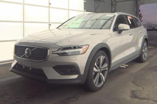 2025 Volvo V60 Cross Country Plus, B5 AWD Gas (mild hybrid)