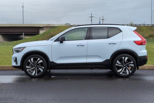 Cloud Blue 2024 Volvo XC40 B5 Plus Dark Theme
