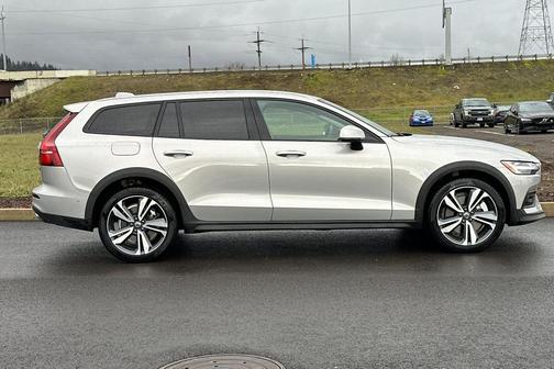 2025 Volvo V60 Cross Country Plus, B5 AWD Gas (mild hybrid)