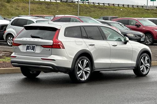 2025 Volvo V60 Cross Country Plus, B5 AWD Gas (mild hybrid)