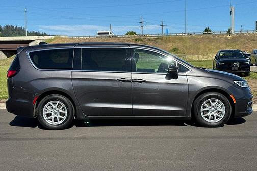 Granite Crystal Metallic Clearcoat 2023 Chrysler Pacifica Touring L