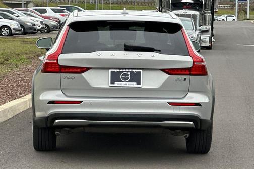 2025 Volvo V60 Cross Country Plus, B5 AWD Gas (mild hybrid)