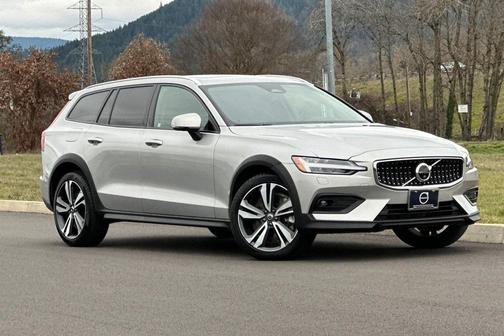 2025 Volvo V60 Cross Country Plus, B5 AWD Gas (mild hybrid)