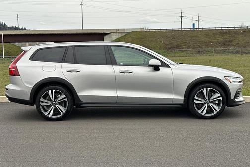 2025 Volvo V60 Cross Country Plus, B5 AWD Gas (mild hybrid)