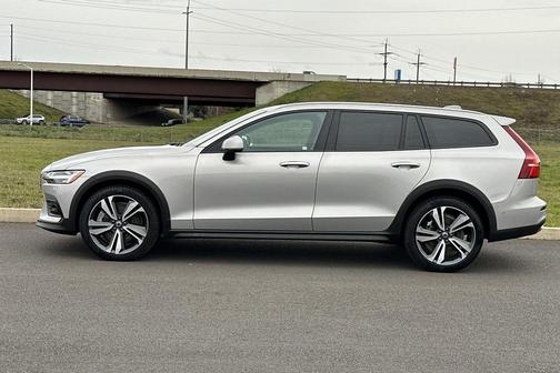 2025 Volvo V60 Cross Country Plus, B5 AWD Gas (mild hybrid)