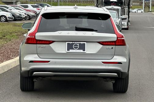 2025 Volvo V60 Cross Country Plus, B5 AWD Gas (mild hybrid)