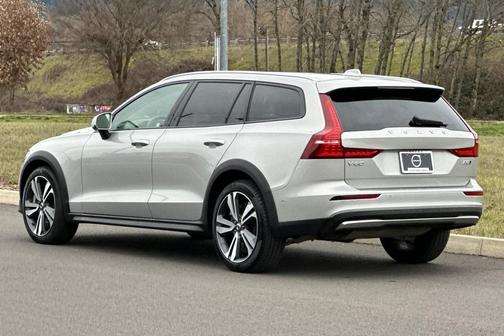 2025 Volvo V60 Cross Country Plus, B5 AWD Gas (mild hybrid)