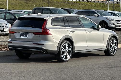 2025 Volvo V60 Cross Country Plus, B5 AWD Gas (mild hybrid)