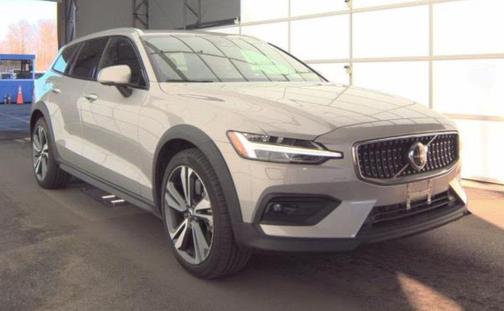 2025 Volvo V60 Cross Country Plus, B5 AWD Gas (mild hybrid)