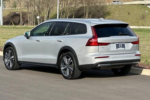 2025 Volvo V60 Cross Country Plus, B5 AWD Gas (mild hybrid)