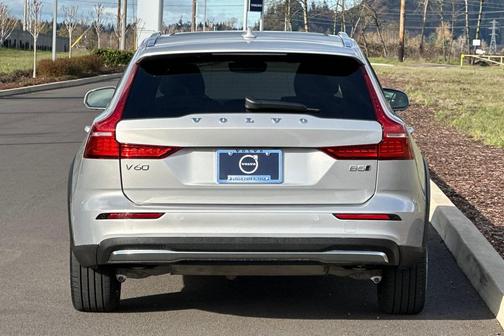 2025 Volvo V60 Cross Country Plus, B5 AWD Gas (mild hybrid)