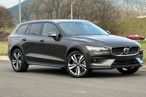 2025 Volvo V60 Cross Country Plus, B5 AWD Gas (mild hybrid)