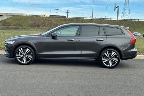 2025 Volvo V60 Cross Country Plus, B5 AWD Gas (mild hybrid)