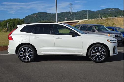 2023 Volvo XC60 B5 Plus Dark Theme