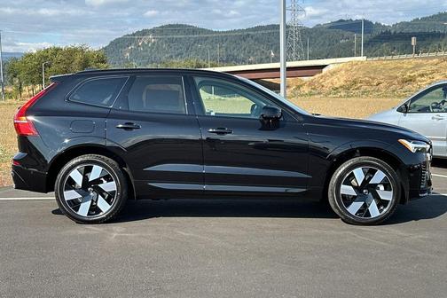 2025 Volvo XC60 Plug-In Hybrid T8 Plus
