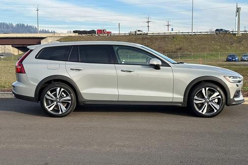 2025 Volvo V60 Cross Country Plus, B5 AWD Gas (mild hybrid)